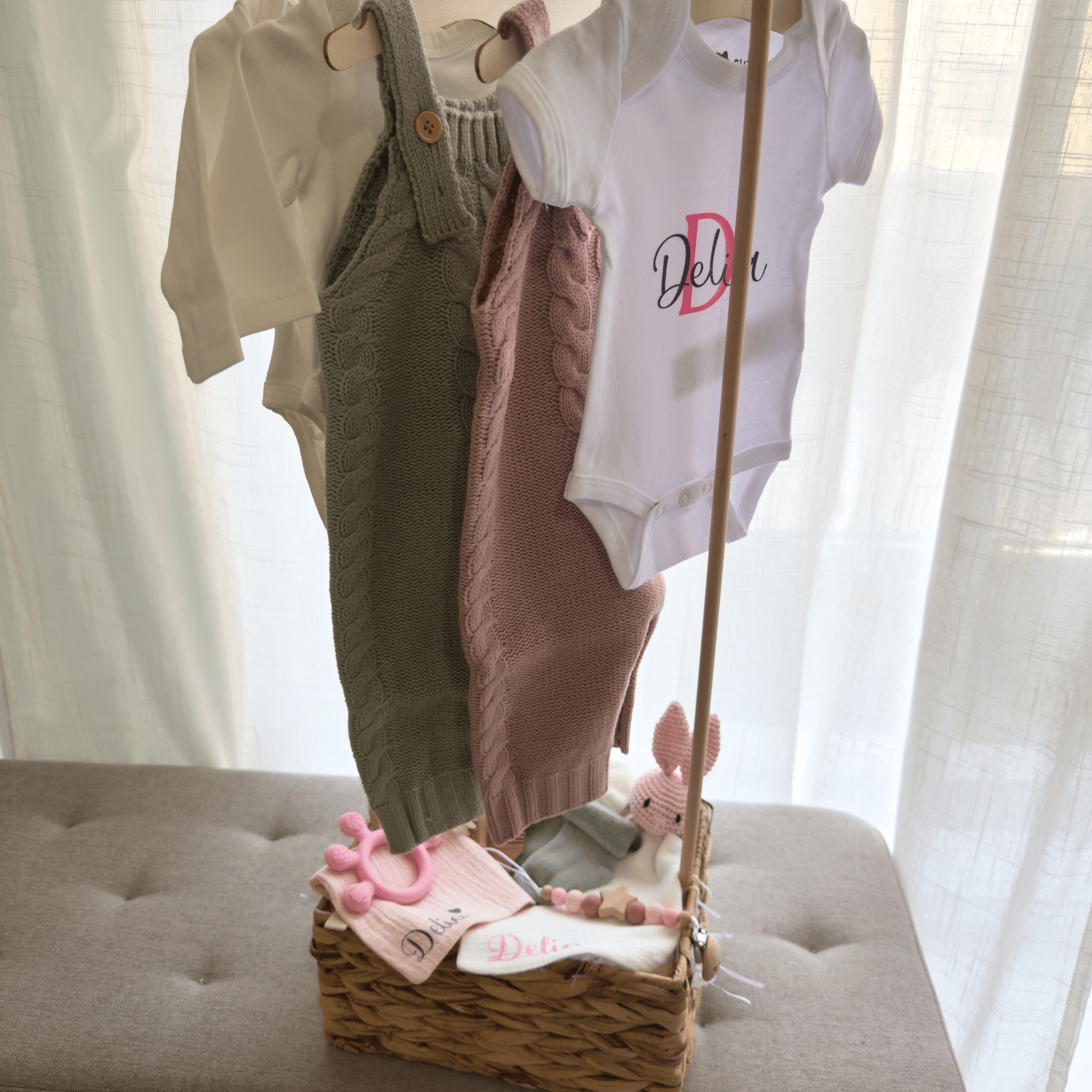 Cesta Nascita Personalizzata – Regalo Neonato con Body, Salopette, Accessori e Prodotti Naturali - Sorelle Kreative