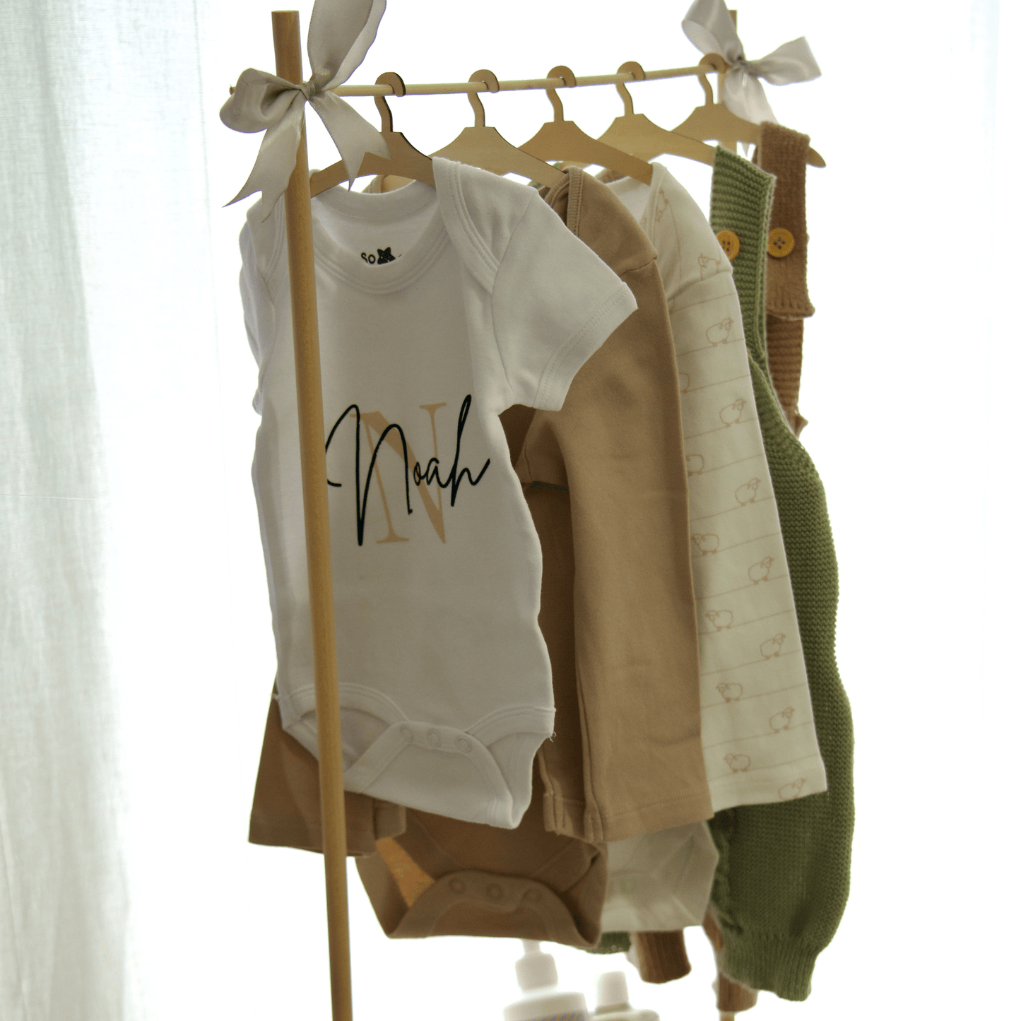 Cesta Nascita Personalizzata – Regalo Neonato con Body, Salopette, Accessori e Prodotti Naturali - Sorelle Kreative