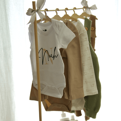 Cesta Nascita Personalizzata – Regalo Neonato con Body, Salopette, Accessori e Prodotti Naturali - Sorelle Kreative