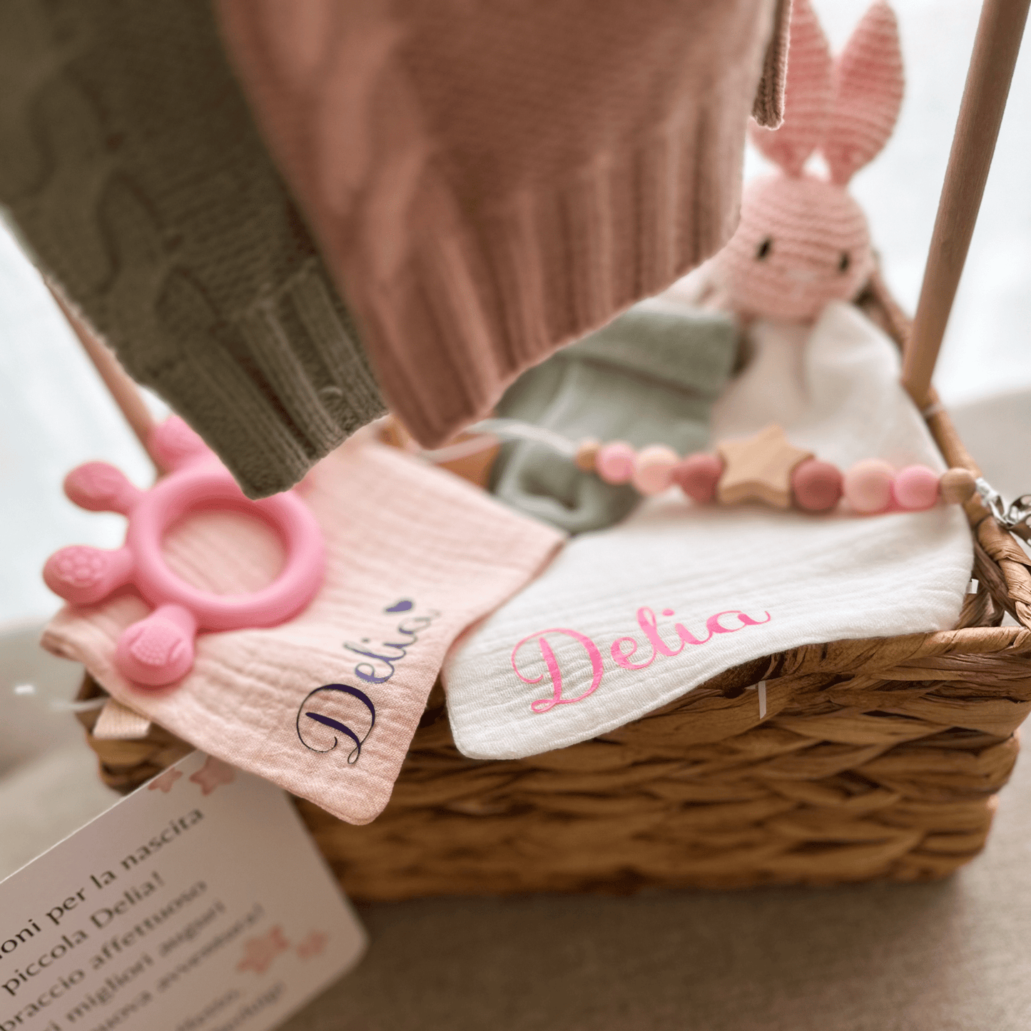 Cesta Nascita Personalizzata – Regalo Neonato con Body, Salopette, Accessori e Prodotti Naturali - Sorelle Kreative