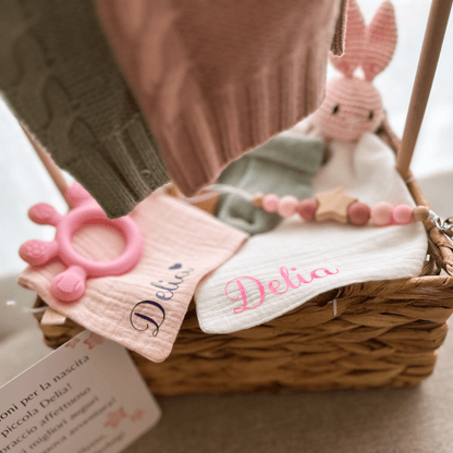 Cesta Nascita Personalizzata – Regalo Neonato con Body, Salopette, Accessori e Prodotti Naturali - Sorelle Kreative
