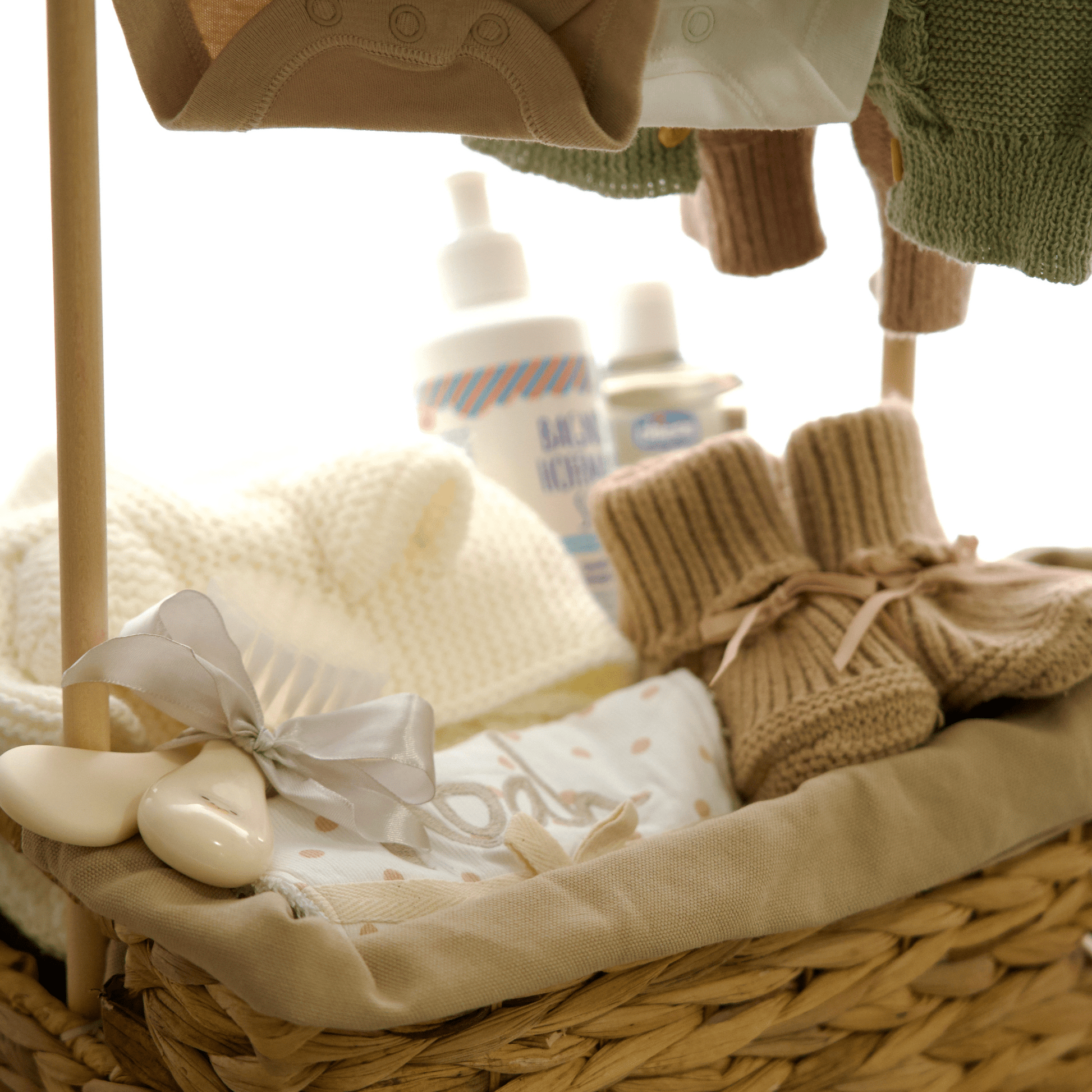 Cesta Nascita Personalizzata – Regalo Neonato con Body, Salopette, Accessori e Prodotti Naturali - Sorelle Kreative