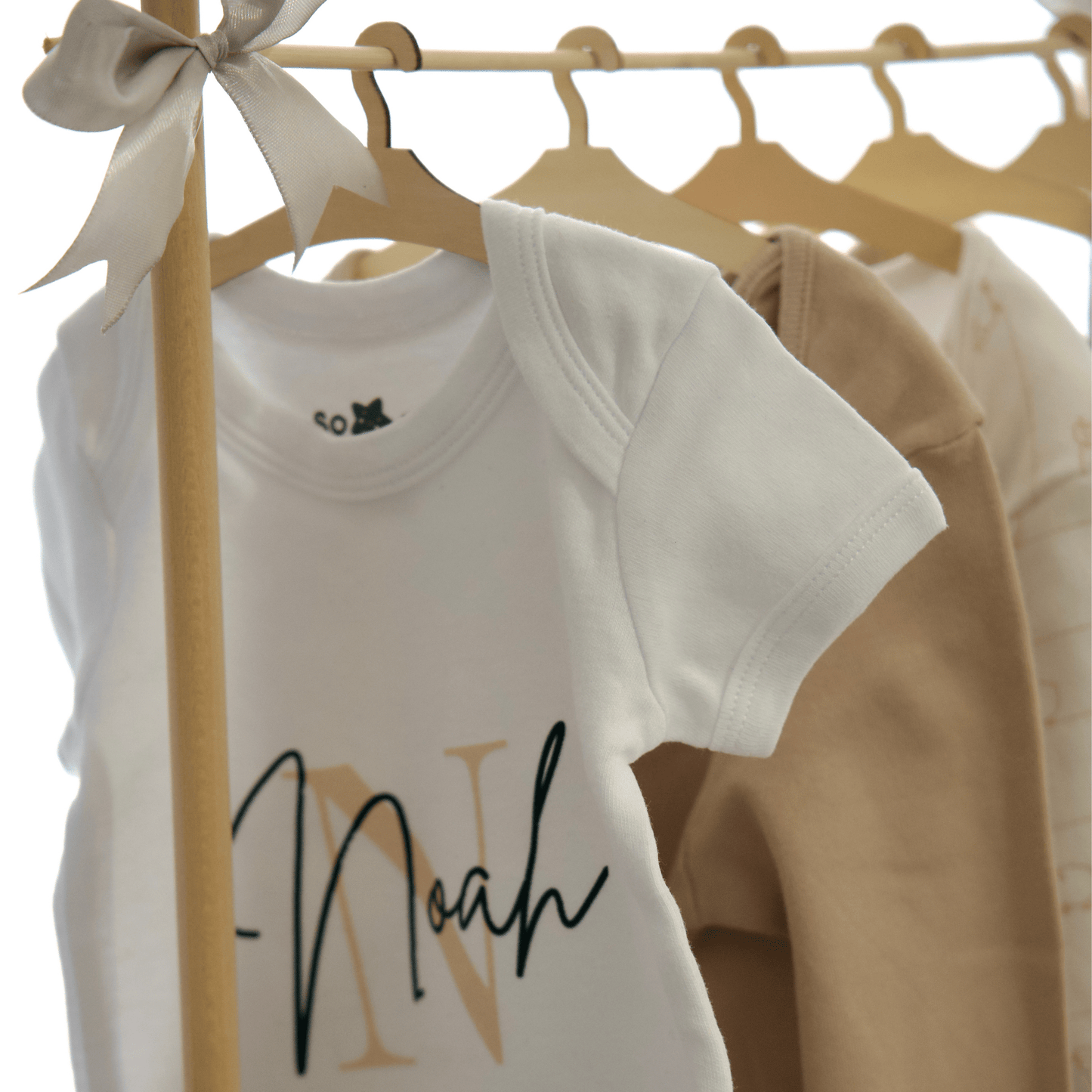 Cesta Nascita Personalizzata – Regalo Neonato con Body, Salopette, Accessori e Prodotti Naturali - Sorelle Kreative