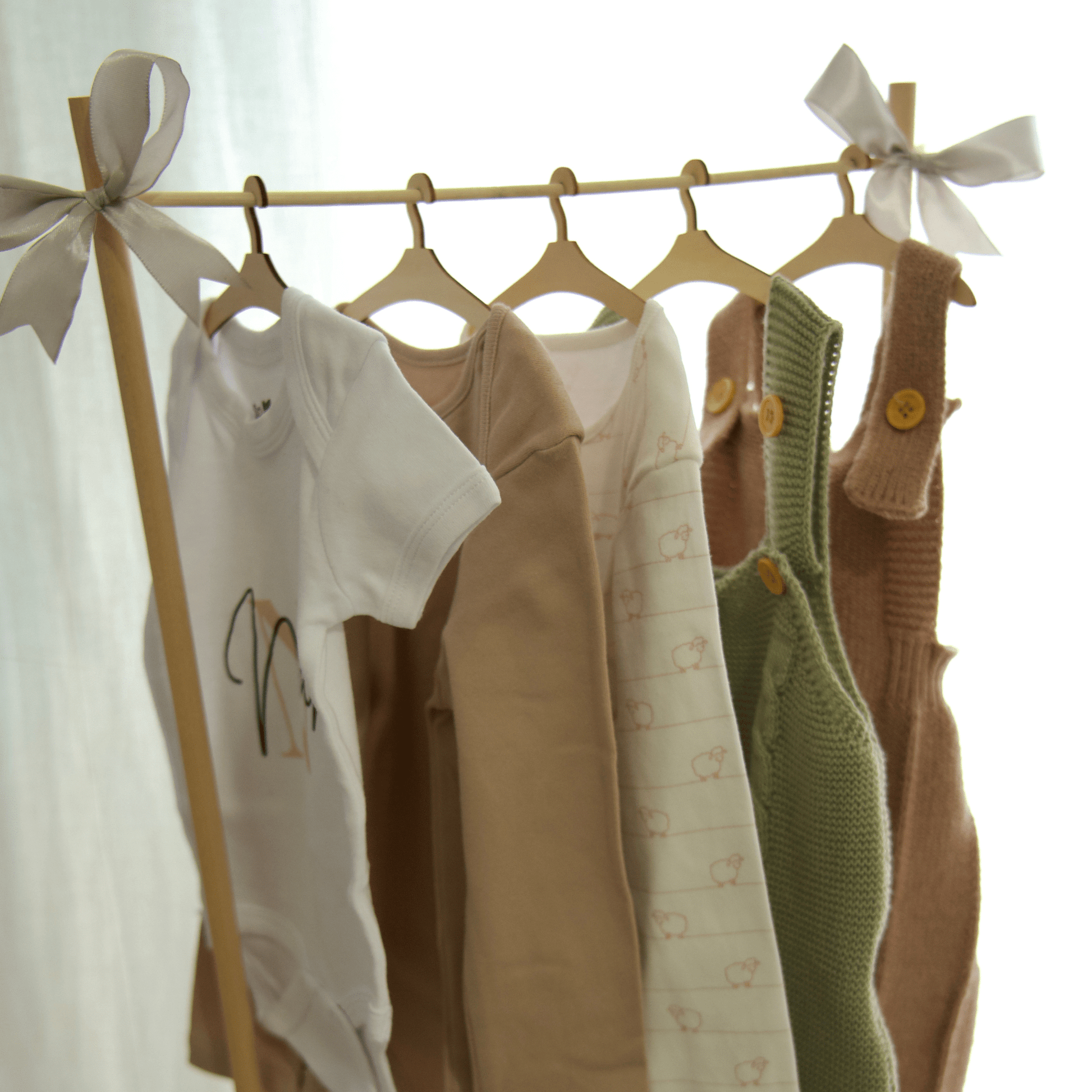 Cesta Nascita Personalizzata – Regalo Neonato con Body, Salopette, Accessori e Prodotti Naturali - Sorelle Kreative