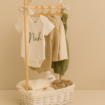 Cesta Nascita Personalizzata – Regalo Neonato con Body, Salopette, Accessori e Prodotti Naturali - Sorelle Kreative